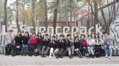 LG 사이언스파크 앞에서 포즈를 취하고 있는 LG전자 ESG 대학생 아카데미 7기(*방역수칙을 준수하여 안전하게 촬영하였습니다.)