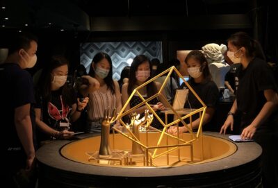 홍콩 LG Experience Museum에서 예술과 LG전자 기술을 융합한 전시를 관람하고 있는 사람들