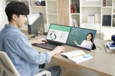LG전자가 새롭게 공개한 ‘LG 그램+view’와 LG 그램 16을 연결해 학생이 사용하는 장면.