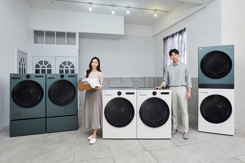 모델들이 LG 트롬 세탁기·건조기(사진 가운데),  오브제컬렉션 색상인 LG 트롬 세탁기·건조기(사진 왼쪽), 원바디 세탁건조기 LG 트롬 워시타워 오브제컬렉션을  소개하고 있다.