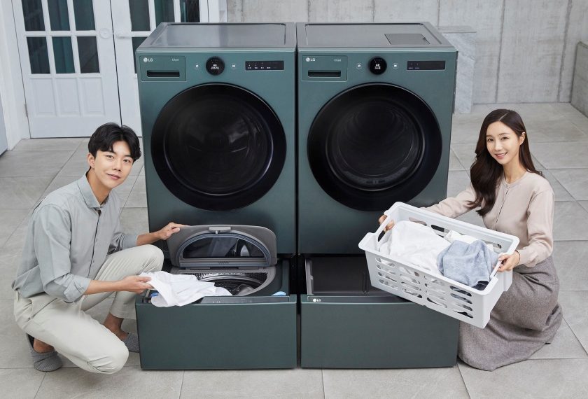 모델들이 세탁기나 건조기 하단에 결합해 편리하게 사용할 수 있는 미니워니(사진 왼쪽), 분리 가능한 세탁 바구니를 갖춘 키높이 수납장을 소개하고 있다.