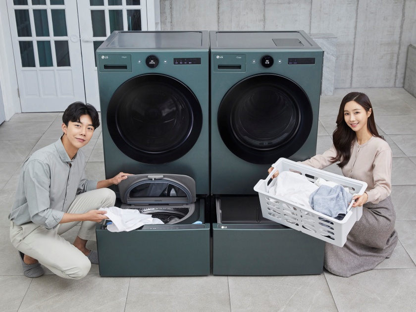 모델들이 세탁기나 건조기  하단에 결합해 편리하게 사용할 수 있는 미니워니(사진 왼쪽), 분리 가능한 세탁 바구니를 갖춘 키높이 수납장을  소개하고 있다. 