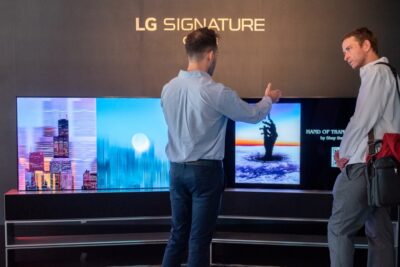 관람객들이 LG 시그니처 올레드 R을 통해 NFT 예술작품을 감상하고 있다.