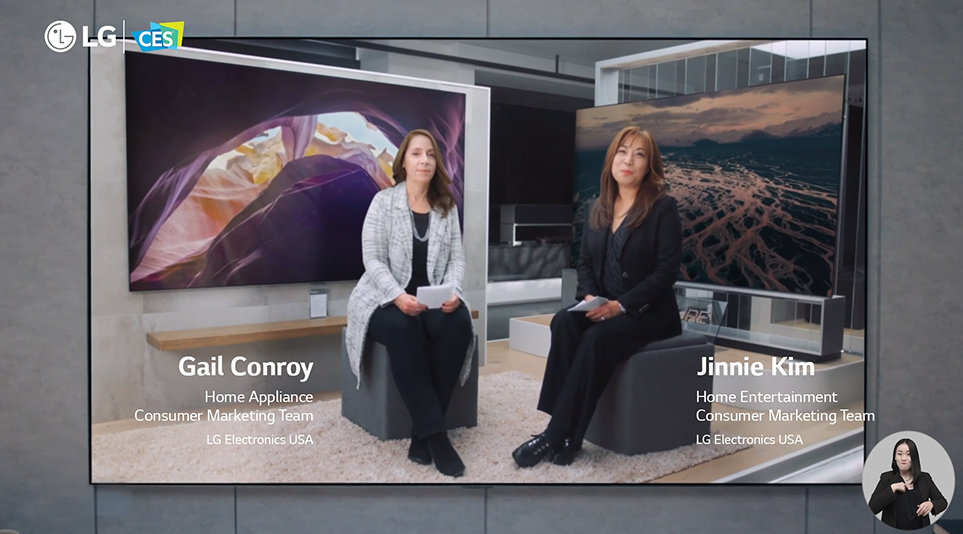 LG 월드 프리미어 영상에서 고객의 더 나은 일상을 설명하는 LG전자 미국법인 Gail Conroy(좌)와 Jinnie Kim(우)
