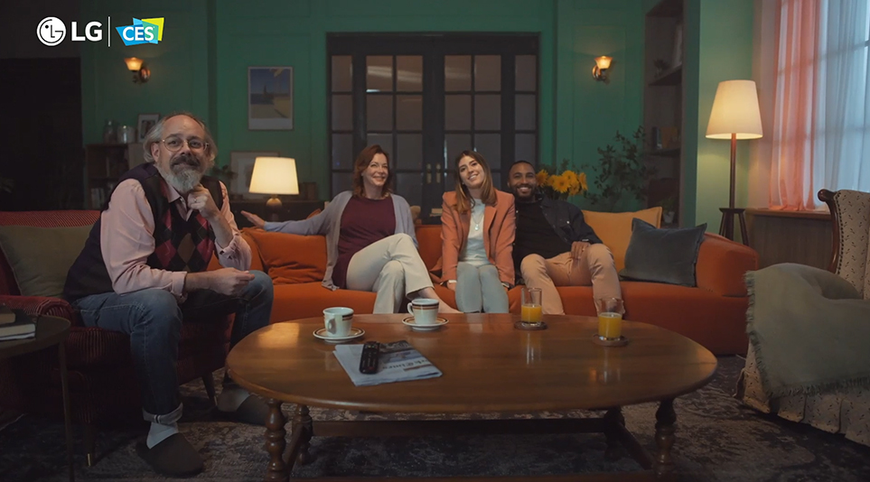 월드 프리미어 영상 중 LG전자 제품/기술들을 통해 편리한 일상을 보내고 있는 가족들의 모습