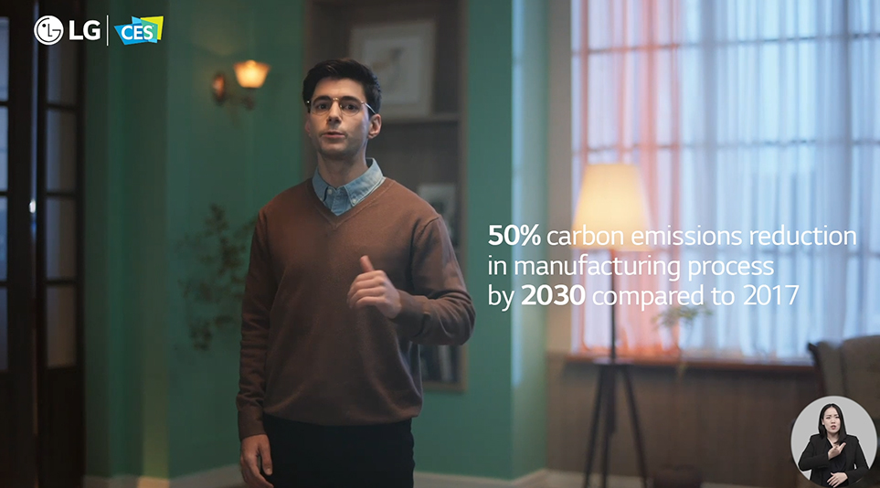 월드 프리미어 영상에서 LG전자의 탄소 배출량 감소 계획을 설명하는 장면