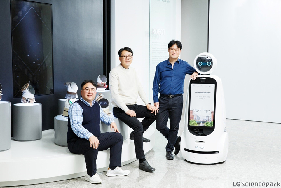 (왼쪽부터) LG전자 로봇사업담당 이성범 연구위원, 홍재명 제품개발실장, 김지형 사업지원팀장