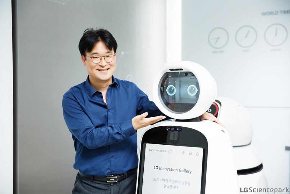 홍재명 실장은 LG 클로이 1세대 가이드봇부터 개발해 왔다. 자식 같은 가이드봇과 함께