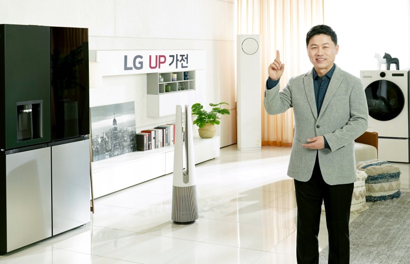 LG전자 H&A사업본부장 류재철 부사장이 지속적인 업그레이드를 통해 끊임없이 진화하는  ‘UP가전(업 가전)’을 소개하고 있다.