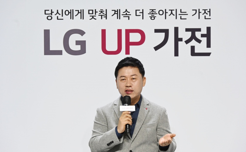 LG전자 H&A사업본부장 류재철 부사장이 간담회에서 지속적인 업그레이드를 통해 끊임없이 진화하는 ‘UP가전(업 가전)’을 소개하고 있다.