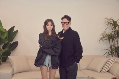 미스틱스토리의 대표 프로듀서인 윤종신씨와 래아가 기념촬영을 하고 있다.