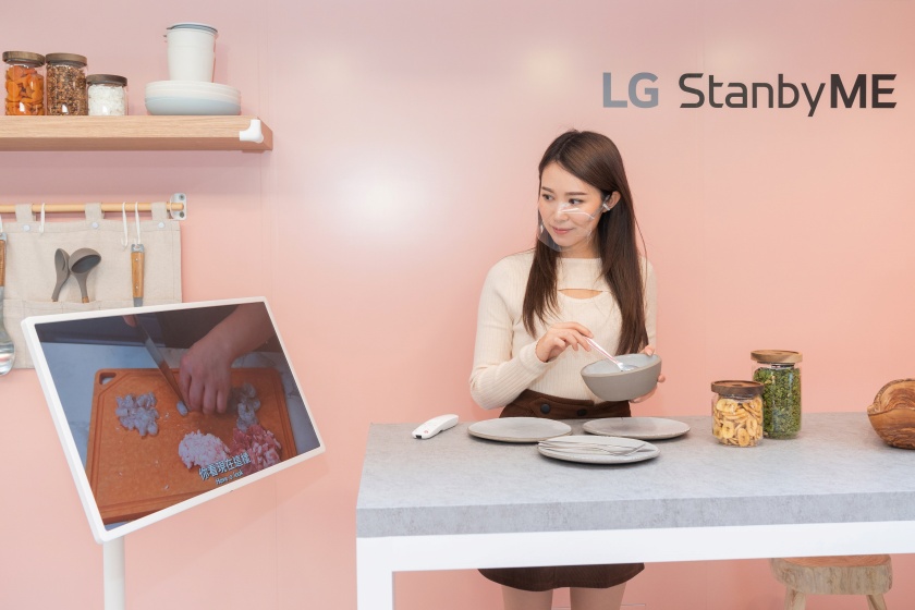 LG전자 모델이 LG 스탠바이미의 다양한 활용 사례를 소개하고 있다.