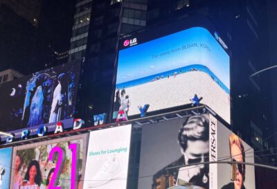 LG전자가 미국 뉴욕 타임스스퀘어와 영국 런던 피카딜리광장에서 운영하고 있는 있는 회사 전광판에 ‘2030 부산세계박람회’ 유치를 위한 홍보영상을 내달 말까지 상영한다. 이 영상에는 부산시 해운대와 한국의 전통 회화재료인 수묵을 모티브로 한 이상원 미디어아트 작가의 작품 ‘더 파노라믹(The Panoramic)-해운대’를 담았다. 사진은 미국 뉴욕 타임스스퀘어 전광판에 '2030 부산세계박람회' 유치를 위한 홍보영상이 송출되고 있는 모습.