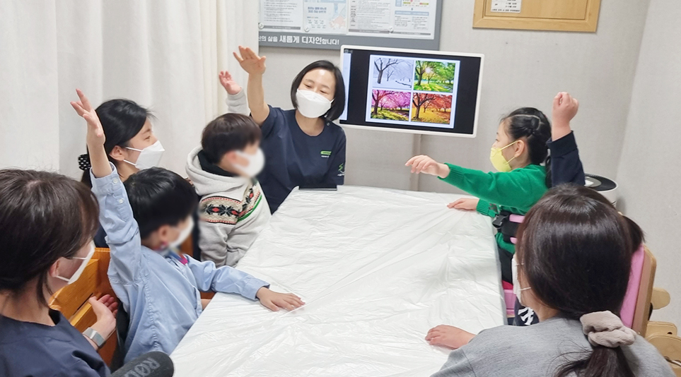 LG 스탠바이미로 수업을 받고 있는 서울재활병원 아동들