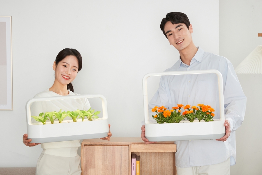 LG전자가 테이블 위에서도 손쉽게 반려(伴侶)식물을 키울 수 있는 식물생활가전 신제품 ‘LG 틔운 미니(LG tiiun mini)’를 3일 출시했다. 모델들이 LG 틔운 미니를 소개하고 있다.