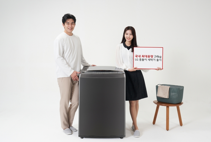 LG전자가 11일 부피가 크거나 많은 양의 빨래도 한 번에 세탁할 수 있는 국내 최대 24kg 용량 통돌이 세탁기를 출시한다. 모델들이 'LG 통돌이 세탁기' 신제품(모델명: TS24BVD)을 소개하고 있다.