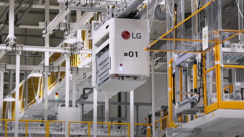 LG스마트파크 생산라인의 고공 컨베이어는 부품이 담긴 박스를 고공으로 올린 뒤 필요한 작업 구간으로 자동 배송한다.