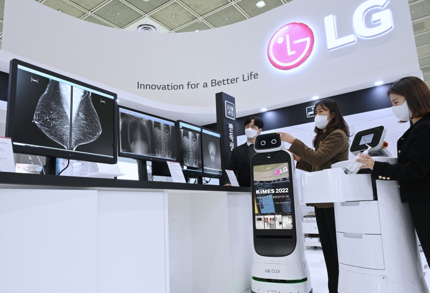 서울 삼성동 코엑스에서 열리는 국제의료기기 및 병원설비 전시회인 KIMES 2022에 참가해 영상진단 장비 및 차별화된 의료기기들을 선보인다. 전시장을 찾은 관람객들이 LG전자 의료용 모니터와 비대면 의료 환경에 최적화된 LG 클로이 로봇들을 체험하고 있다.