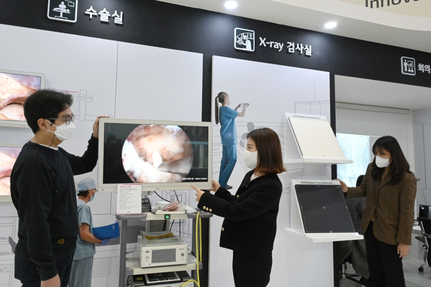  서울 삼성동 코엑스에서 열리는 국제의료기기 및 병원설비 전시회인 KIMES 2022에 참가해 영상진단 장비 및 차별화된 의료기기들을 선보인다. 전시장을 찾은 관람객들이 실제 수술 영상 시연 중인 LG전자 수술용 모니터와 디지털 엑스레이 검출기를 체험하고 있다.