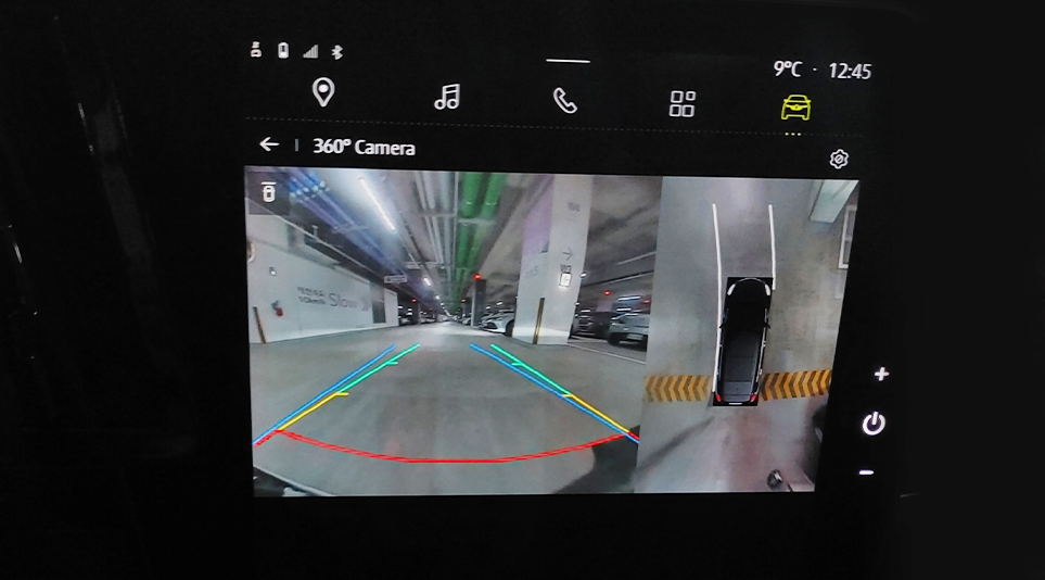 차량용 콕핏을 통해 360도 카메라를 확인하는 모습