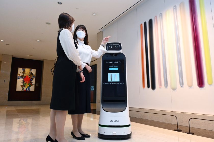 LG 클로이 가이드봇(LG CLOi GuideBot)이 서울 잠실 소재 롯데호텔 월드에서 고객들을 맞이한다. 이번 안내로봇 공급을 계기로 양사는 함께 LG 클로이 로봇을 활용한 비대면 서비스를 지속 확대해 나갈 계획이다. LG 클로이 가이드봇이 고객에게 호텔 로비에 전시된 예술작품을 해설하는 도슨트 역할을 수행하고 있다.