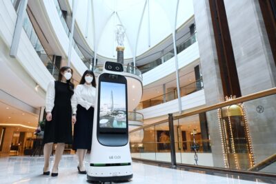 LG 클로이 가이드봇(LG CLOi GuideBot)이 서울 잠실 소재 롯데호텔 월드에서 고객들을 맞이한다. 이번 안내로봇 공급을 계기로 양사는 함께 LG 클로이 로봇을 활용한 비대면 서비스를 지속 확대해 나갈 계획이다. 고객들이 LG 클로이 가이드봇의 안내에 따라 이동하고 있다.