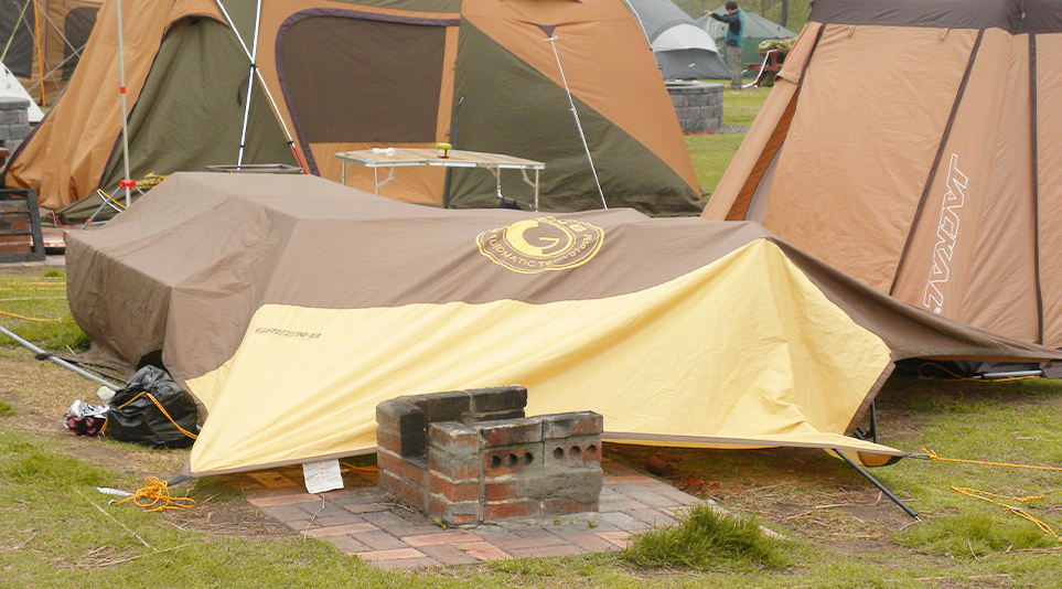 강한 바람에 쓰러져 버린 텐트