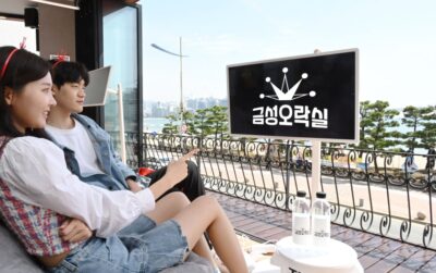 LG전자가 4월 6일부터 6월 5일까지 부산 광안리에 올레드 TV로 게임을 즐길 수 있는 ‘금성오락실’을 오픈한다. 모델들이 광안리 바다를 바라볼 수 있는 2층 라운지 공간에서 프라이빗 무선 스크린 LG 스탠바이미(StanbyME)를 체험하고 있다.