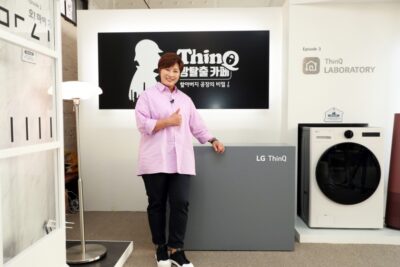 골프여신 박세리가 스마트홈 플랫폼인 LG 씽큐(LG ThinQ) 앱을 이용해 방탈출 게임을 경험하는 ‘ThinQ 방탈출 카페’에서 기념사진을 촬영하고 있다.