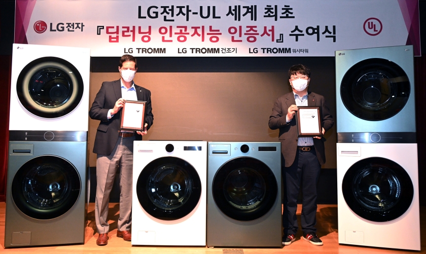 LG전자가 가전업계 최초로 글로벌 안전과학회사인 UL로부터 트롬 세탁건조가전에 적용된 딥러닝 인공지능 기술의 우수성을 인정받았다. 인공지능 DD(Direct Drive) 기술이 탑재된 LG 트롬 건조기·세탁기·워시타워.