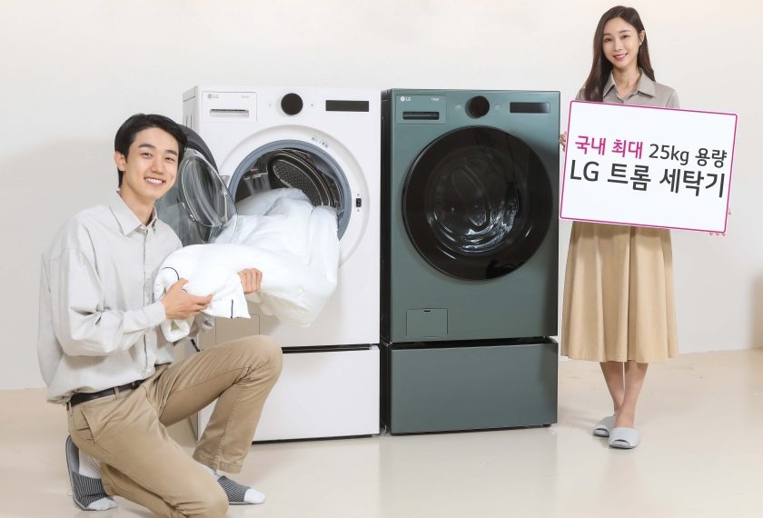 LG전자가 부피가 큰 이불, 많은 양의 빨래 등을 한 번에 세탁할 수 있는 국내 가정용 세탁기 최대인 25킬로그램(kg) 용량 LG 트롬 세탁기 신제품을 이달 둘째 주부터 순차적으로 선보인다. 모델이 25kg 용량 LG 트롬 세탁기 신제품을 소개하고 있다.