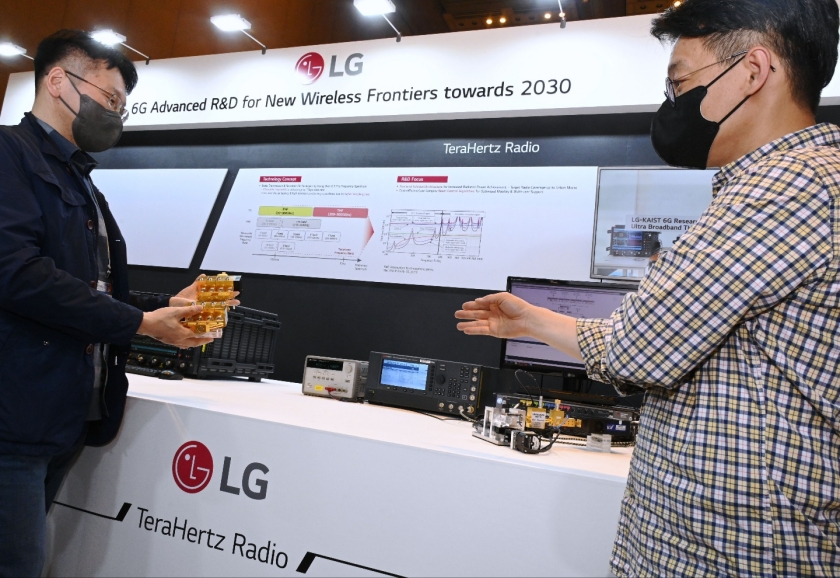 LG전자가 16일부터 20일까지 서울 코엑스에서 열리는 'IEEE ICC 2022'에 참가해 커넥티드카, 6G, 인공지능 등 다양한 신사업 분야의 혁신 기술을 선보인다. LG전자 직원이 獨 프라운호퍼 연구소와 함께 개발한 6G 테라헤르츠 안테나 모듈을 소개하고 있다.