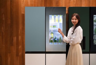 LG전자가 차별화된 고객 경험을 제공하는 원형(圓形) 얼음 ‘크래프트 아이스(Craft Ice)’ 기능을 갖춘 「LG 디오스 오브제컬렉션 냉장고」라인업을 강화한다. 모델이 도어를 두 번 두드리면 냉장고 문을 열지 않고도 내부를 편리하게 확인할 수 있는 LG전자 냉장고만의 차별화된 기능 '노크온 매직스페이스'를 소개하고 있다.