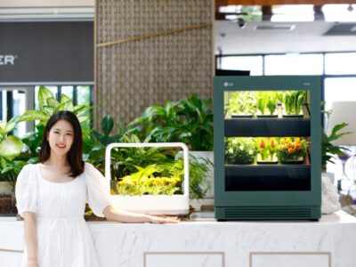 LG전자가 10일부터 한달 간 제주신화월드에서 ‘LG 틔운 그린 프로젝트(LG tiiun green project)’를 진행한다. 고객은 메리어트관 메인 라운지, 클럽하우스 수영장 등에 비치된 LG 틔운과 틔운 미니를 통해 반려식물을 다양하게 즐기는 색다른 경험을 할 수 있다.