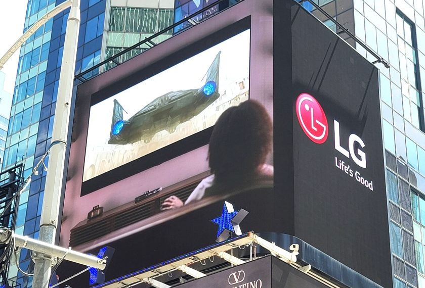 LG전자가 뉴욕 타임스스퀘어(Times Square)에 있는 전광판을 통해 스타워즈 신작드라마를 활용한 LG 올레드 TV 광고 영상을 공개했다.