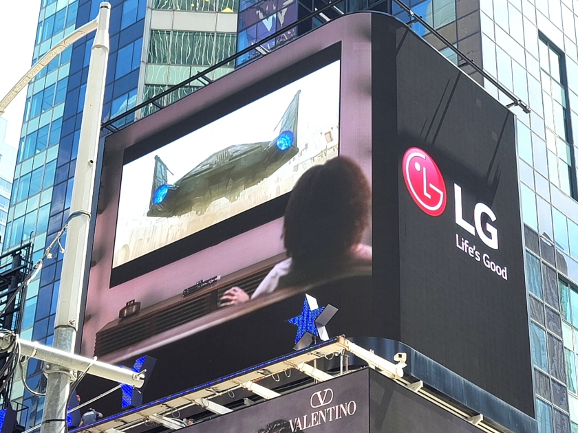 LG전자가 뉴욕 타임스스퀘어(Times Square)에 있는 전광판을 통해 스타워즈 신작드라마를 활용한 LG 올레드 TV 광고 영상을 공개했다.