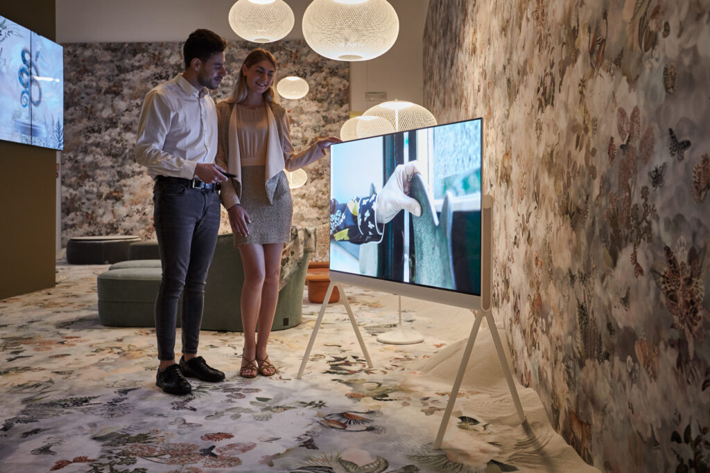 LG 올레드 오브제컬렉션 신제품(모델명: LX1)은 차별화된 화질과 공간의 품격까지 높여주는 공간 인테리어 감성에 더해 TV 설치 공간의 고정관념을 벗어나 고객에게 새로운 라이프스타일 경험을 제공하는 제품이다.