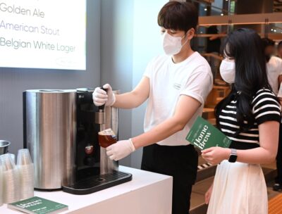 LG전자가 서울 영등포구 여의도 ‘더현대 서울’ 백화점에서 운영 중인 프리미엄 수제맥주제조기 ‘LG 홈브루’ 팝업스토어가 일 평균 방문객수 약 2,500명을 기록하며 고객들에게 큰 호응을 얻고 있다. 팝업스토어 방문객이 홈브루를 체험하고 있다.