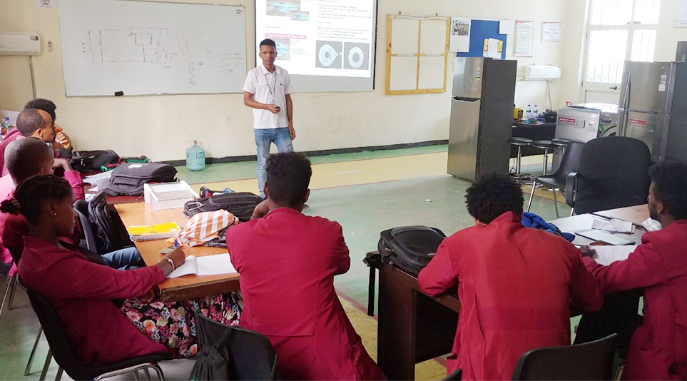 LG-KOICA 희망직업훈련학교 학생들에게 기술교육을 진행 중인 이메누 사원