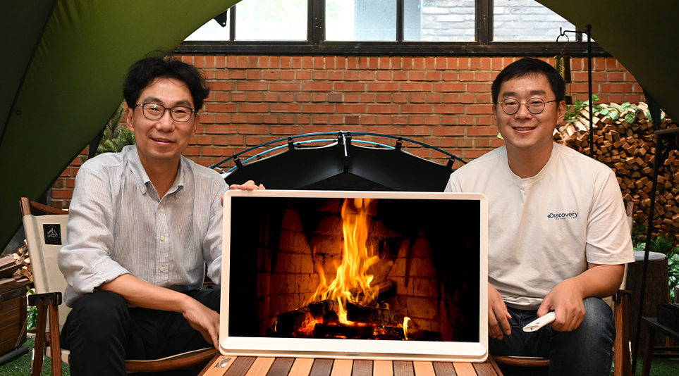 (왼쪽부터) LG 룸앤TV를 소개하고 있는 LG전자 김한철 책임, 라갑현 책임