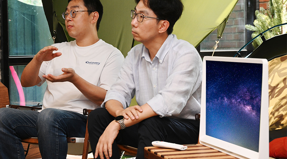 (왼쪽부터) LG 룸앤TV가 주는 경험을 이야기하는 라갑현 책임, 김한철 책임