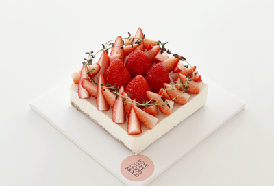 [라이프스타일 속 LG전자]테이블에 놓인 딸기 케이크