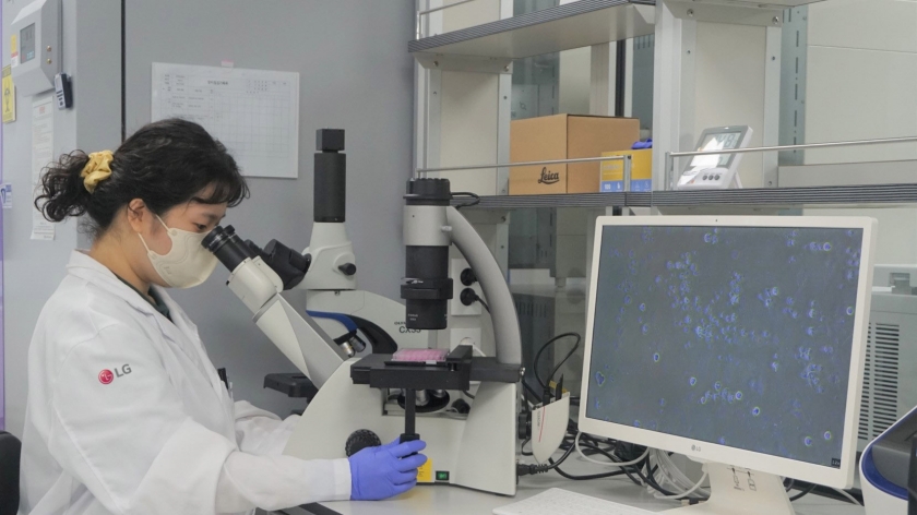 LG전자 품질경영센터 산하 물질분석공인랩이 최근 글로벌 시험ㆍ인증기관 TUV 라인란드(TÜV Rheinland)로부터 항바이러스 시험소 인증을 받았다. LG전자 연구원이 현미경을 이용해 항바이러스 성능을 평가하고 있다.