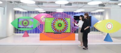 LG전자가 내달 28일까지 서울 강남구 '더콘란샵 플래그십 강남스토어'에서 유명 아티스트 잉카 일로리와 협업한 올레드 TV 라이프스타일 특별 전시를 선보인다. LG전자 모델들이 매장 1층 입구에 올레드 TV를 활용해 조성된 미디어아트를 감상하고 있다.