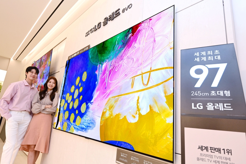 LG전자가 오늘부터 세계 최대 97형(화면 대각선 약 245센티미터) 올레드 TV 예약 판매를 시작으로 오는 21일 한국에 정식 출시한다. LG전자 모델들이 서울 강남구에 위치한 LG베스트샵 강남본점에 진열된 97형 올레드 에보 갤러리에디션을 소개하고 있다.