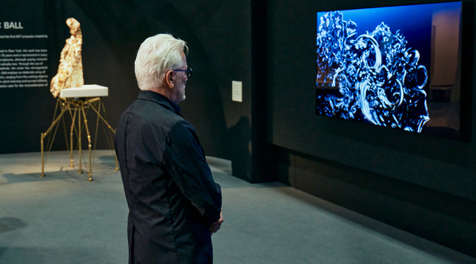 LG 올레드 TV를 통해 선보이는 자신의 NFT 작품을 바라보고 있는 배리엑스볼(Barry X Ball)