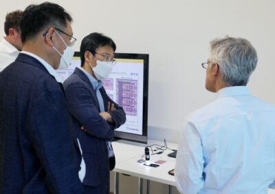 LG전자 6G 실외 320m 무선전송 성공00: LG전자가 6G 테라헤르츠(THz) 대역에서 실외 320m 무선 데이터 송수신에 성공, 다가오는 6G시대에도 고객경험 혁신을 이어간다. 독일 베를린에 위치한 프라운호퍼 하인리히-헤르츠 연구소에서 LG전자 CTO 김병훈 부사장(사진 우측끝)이 현지 관계자와 6G 기술에 대해 논의하고 있다.