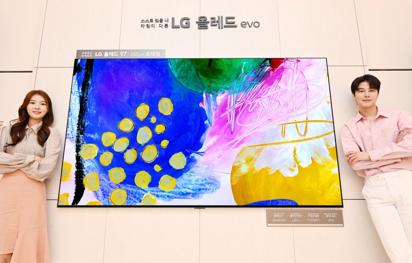 LG전자가 오늘부터 세계 최대 97형(화면 대각선 약 245센티미터) 올레드 TV 예약 판매를 시작으로 오는 21일 한국에 정식 출시한다. LG전자 모델들이 서울 강남구에 위치한 LG베스트샵 강남본점에 진열된 97형 올레드 에보 갤러리에디션을 소개하고 있다.   