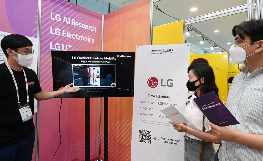 LG전자가 이달 18일부터 22일까지 인천 송도컨벤시아에서 열리는 인터스피치 2022(Interspeech 2022)에 참가해 인공지능 음성처리와 관련한 논문을 발표한다. LG전자 연구원이 LG부스를 방문한 관람객에게 새로운 음성인식 AI 기술을 소개하고 있다.