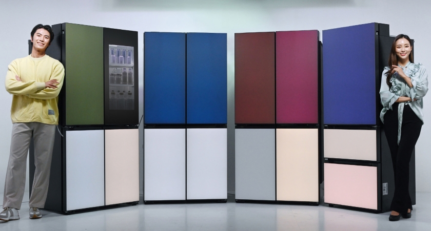 L3전자가 고객이 LG 씽큐 앱에서 원하는 컬러를 선택하면 냉장고 색상은 물론 공간 분위기까지 바뀌는 ‘LG 디오스 오브제컬렉션 무드업(MoodUp)’을 22일 국내 출시한다. 모델이 LG 디오스 오브제컬렉션 무드업을 소개하고 있다.